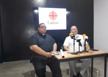 Los sacerdotes Miguel Romero y Carlos Torreiro durante la rueda de prensa/ Foto Cortesía