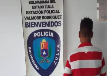 amenazó de muerte a su madre