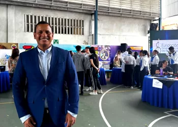 Saul Núñez, Director del Colegio Santa Rosa en la Expo Feria de Orientación Vocacional