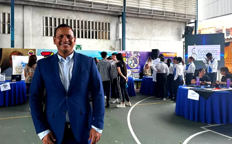 Saul Núñez, Director del Colegio Santa Rosa en la Expo Feria de Orientación Vocacional