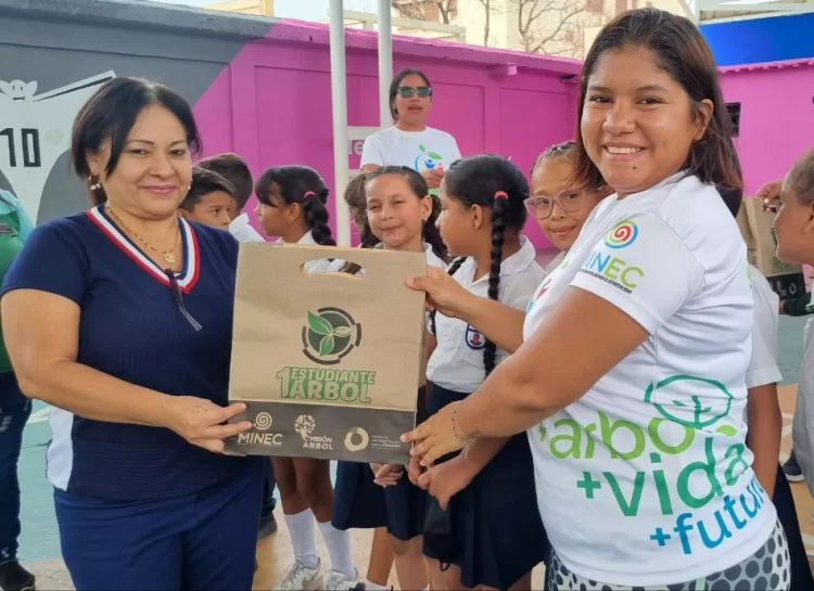 Los directivos de las 87 instituciones educativas del municipio recibieron kits para la siembra de árboles/Foto: Alcaldía de Los Guayos