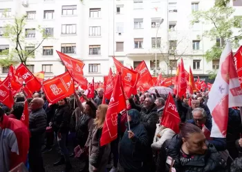 Simpatizantes del PSOE se concentran en los alrededores de la sede socialista de Ferraz para mostrar su apoyo al presidente del Gobierno, Pedro Sánchez, en el marco de la celebración de un Comité Federal del partido