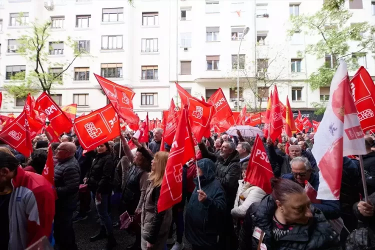 Simpatizantes del PSOE se concentran en los alrededores de la sede socialista de Ferraz para mostrar su apoyo al presidente del Gobierno, Pedro Sánchez, en el marco de la celebración de un Comité Federal del partido