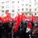 Simpatizantes del PSOE se concentran en los alrededores de la sede socialista de Ferraz para mostrar su apoyo al presidente del Gobierno, Pedro Sánchez, en el marco de la celebración de un Comité Federal del partido