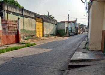 Un mes si electricidad en calle Cantaura de Valencia