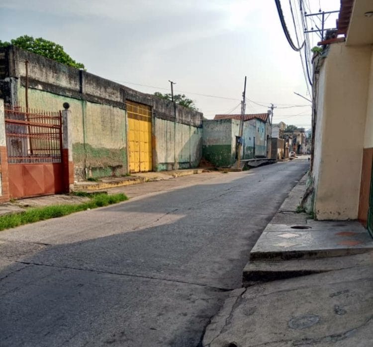 Un mes si electricidad en calle Cantaura de Valencia