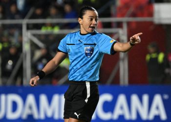 La árbitro brasileña Edina Alves durante un partido de la fase de grupos de la Copa Sudamericana, el 25 de abril de 2024/Foto: AFP
