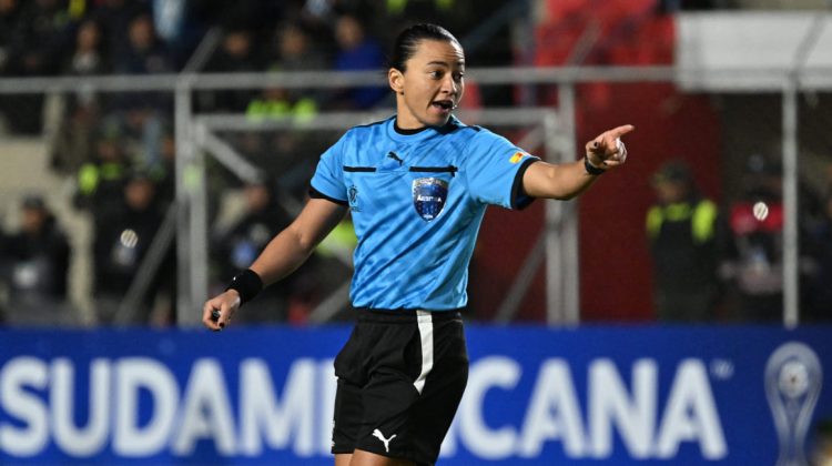 La árbitro brasileña Edina Alves durante un partido de la fase de grupos de la Copa Sudamericana, el 25 de abril de 2024/Foto: AFP