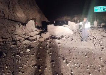 El fuerte sismo de magnitud 7.0 registrado en la madrugada de hoy en Arequipa provocó varios deslizamientos de piedras y tierra, además de otros daños materiales. Foto: COER Arequipa.