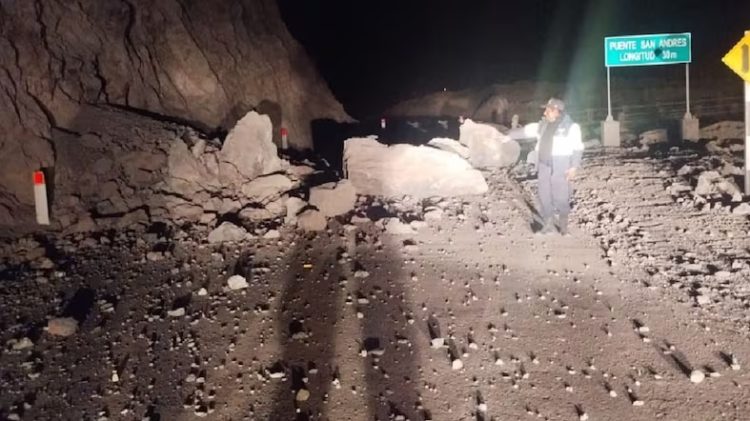 El fuerte sismo de magnitud 7.0 registrado en la madrugada de hoy en Arequipa provocó varios deslizamientos de piedras y tierra, además de otros daños materiales. Foto: COER Arequipa.