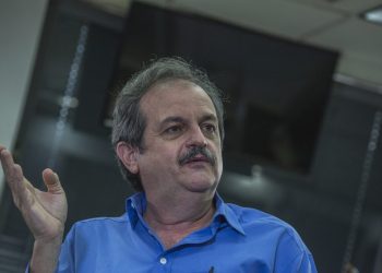 Fausto Romeo ayudar a los docentes