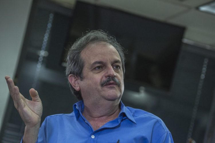 Fausto Romeo ayudar a los docentes