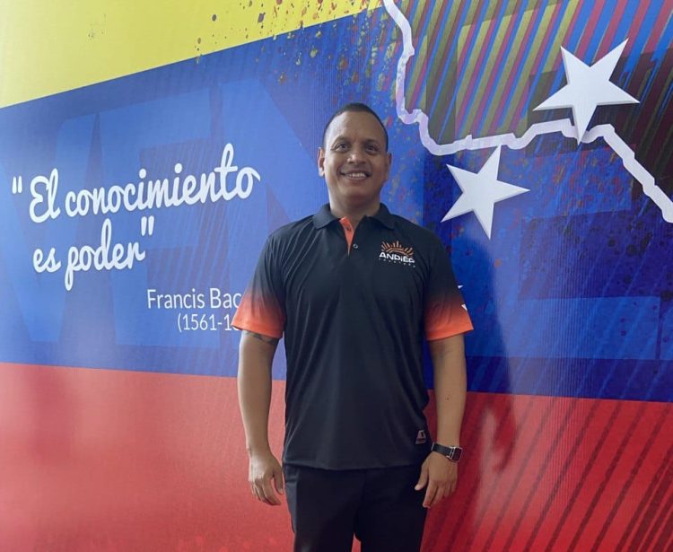 Saul Enriquez Nuñez, director ejecutivo del Colegio Santa Rosa
