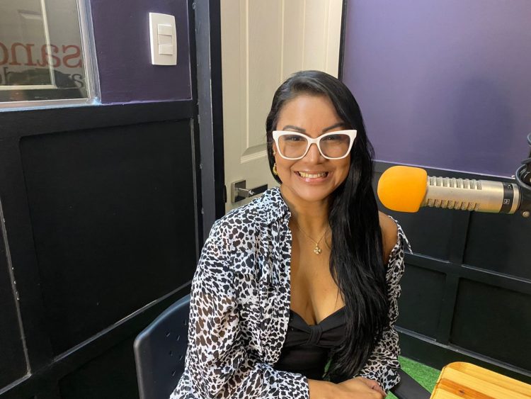 Eva Carolina González, comunicación