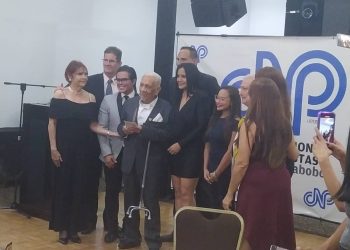 Clemente Espinoza recibe premio Francisco J. Avila