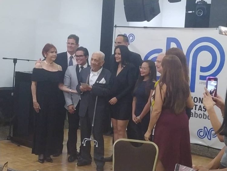 Clemente Espinoza recibe premio Francisco J. Avila