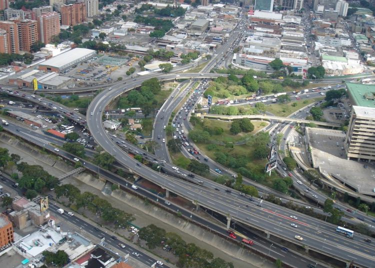 Efemérides Se inaugura el distribuidor El Ciempiés en Caracas