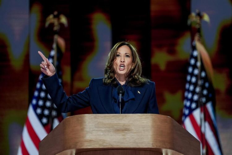 Chicago (United States), 22/08/2024.- Democratic presidential nominee and US Vice President Kamala Harris speaks during the final night of the Democratic National Convention (DNC) at the United Center in Chicago, Illinois, USA, 22 August, 2024. The 2024 Democratic National Convention is being held from 19 to 22 August 2024, during which delegates of the United States' Democratic Party will vote on the party's platform and ceremonially vote for the party's nominee for president, Vice President Kamala Harris, and for vice president, Governor Tim Walz of Minnesota, for the upcoming presidential election. (Estados Unidos) EFE/EPA/WILL OLIVER