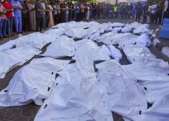 Palestinos lloran a familiares que murieron en un bombardeo israelí en la Franja de Gaza, frente a la morgue de Deir al Balah, el lunes 6 de noviembre de 2023. (AP Foto/Hatem Moussa)