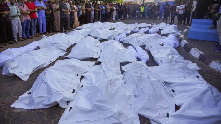 Palestinos lloran a familiares que murieron en un bombardeo israelí en la Franja de Gaza, frente a la morgue de Deir al Balah, el lunes 6 de noviembre de 2023. (AP Foto/Hatem Moussa)