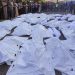 Palestinos lloran a familiares que murieron en un bombardeo israelí en la Franja de Gaza, frente a la morgue de Deir al Balah, el lunes 6 de noviembre de 2023. (AP Foto/Hatem Moussa)