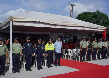 Más de 120 aspirantes a la Policía Municipal de Valencia realizaron el Ósculo a la Bandera Nacional
