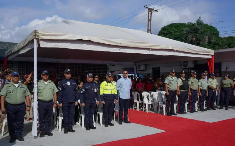 Más de 120 aspirantes a la Policía Municipal de Valencia realizaron el Ósculo a la Bandera Nacional