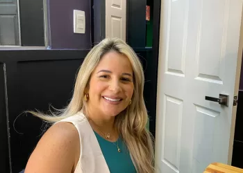 Alejandra Zapa, asiste a la expo reviste