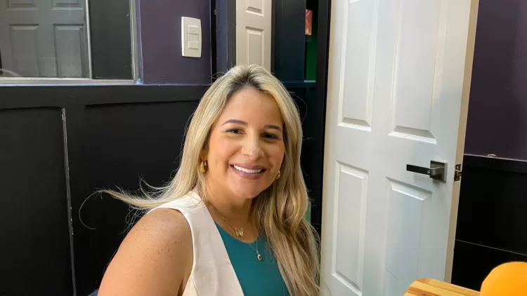 Alejandra Zapa, asiste a la expo reviste