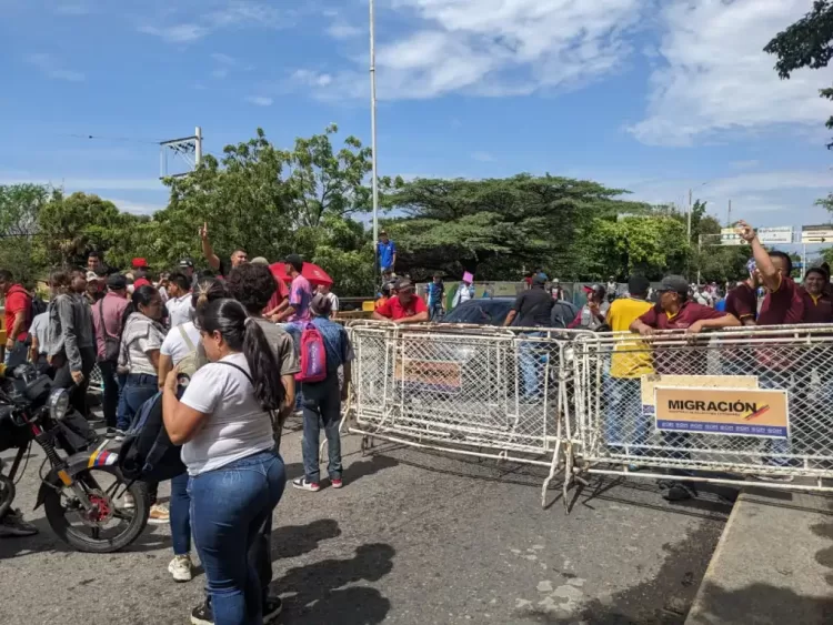 tránsito en el puente simón Bolívar protesta