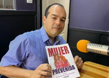 Mujeres deben examinar sus mamas