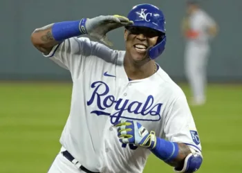 Salvador Pérez gana el premio Roberto Clemente