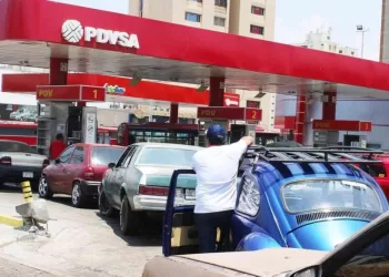 Usuarios reportan largas colas