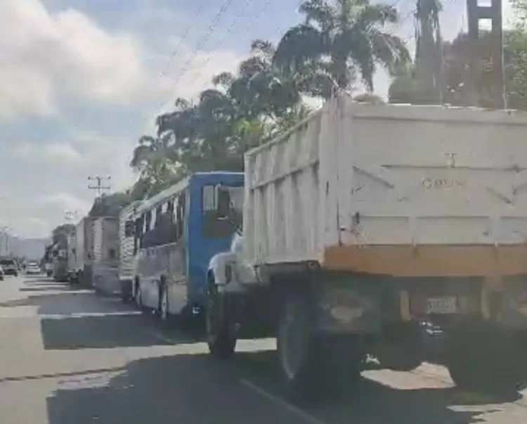 largas colas para surtir gasoil