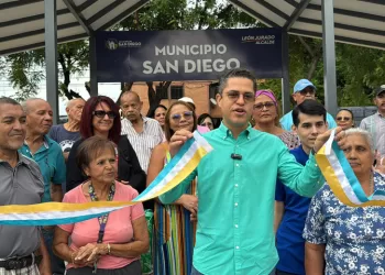 Alcalde León Jurado inauguró parada de transporte público