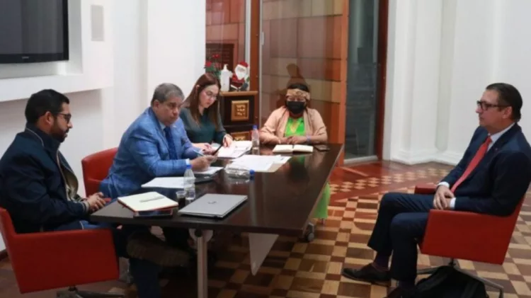 Aspirante al Poder Moral es entrevistado