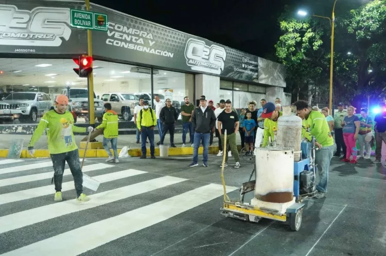 iluminación de la avenida