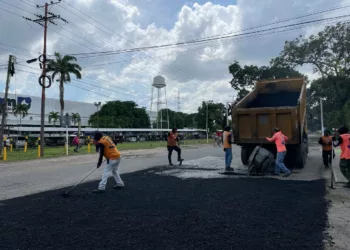 Rehabilitan tramo de carretera