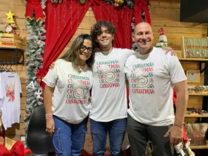 Mundo JK está cumpliendo 16 años ofreciendo todo lo relacionado a uniformes, ropa personalizada y ahora accesorios.