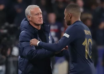 Deschamps junto a Mbappé