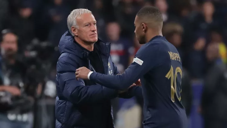 Deschamps junto a Mbappé