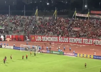Hinchas del Caracas FC irrumpen en el estadio