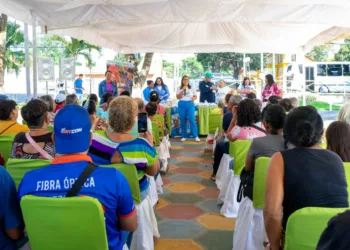 Corina Hernández de Castañeda, realizó la entrega de combos de medicinas y vitaminas a los adultos mayores de Yagua, municipio Los Guayos.