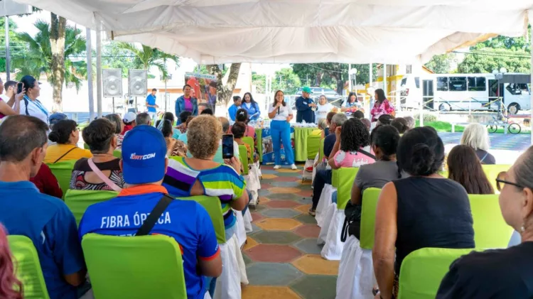 Corina Hernández de Castañeda, realizó la entrega de combos de medicinas y vitaminas a los adultos mayores de Yagua, municipio Los Guayos.