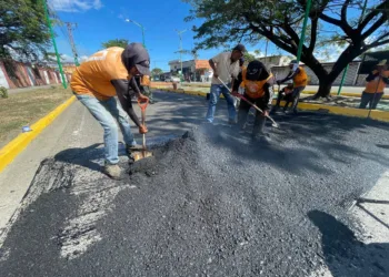 Alcaldía de Los Guayos asfalta vías de la comunidad Vivienda Popular