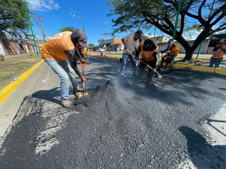 Alcaldía de Los Guayos asfalta vías de la comunidad Vivienda Popular