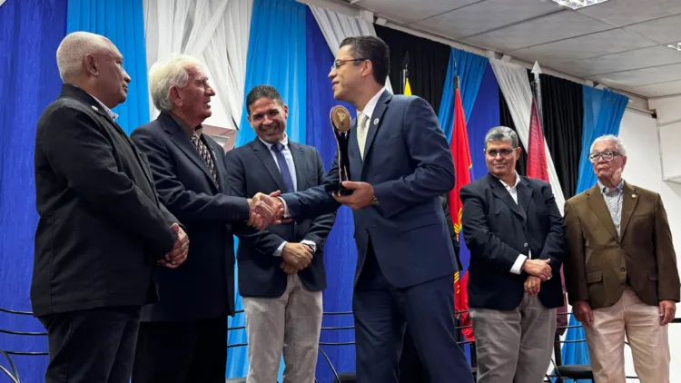 León Jurado Laurentín recibió premio