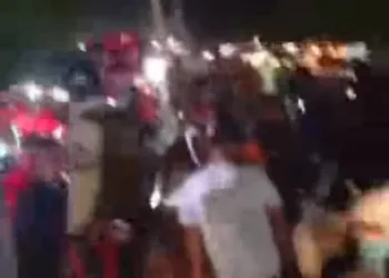 Una bebé entre los muertos