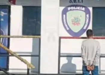 Una mujer y ocho hombres solicitados