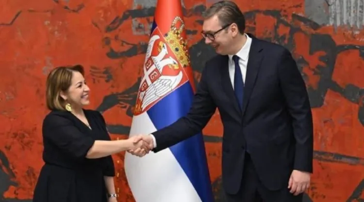 Presidente de Serbia junto a la embajadora venezolana